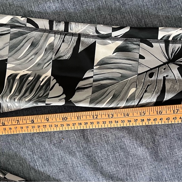 NIKE Leaf Print Leggings Yoga Pants Size Medium Like New - Picture 11 of 16